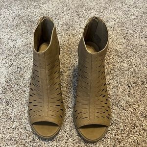 Apt 9 Tan peep toe heels. Size 8 med.